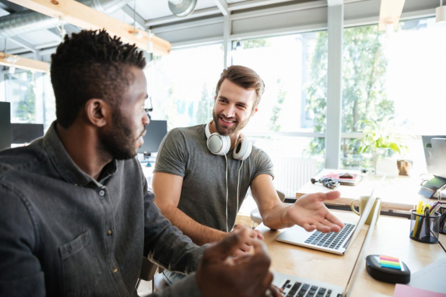 Consulenti prynasolent durante una sessione di formazione professionale